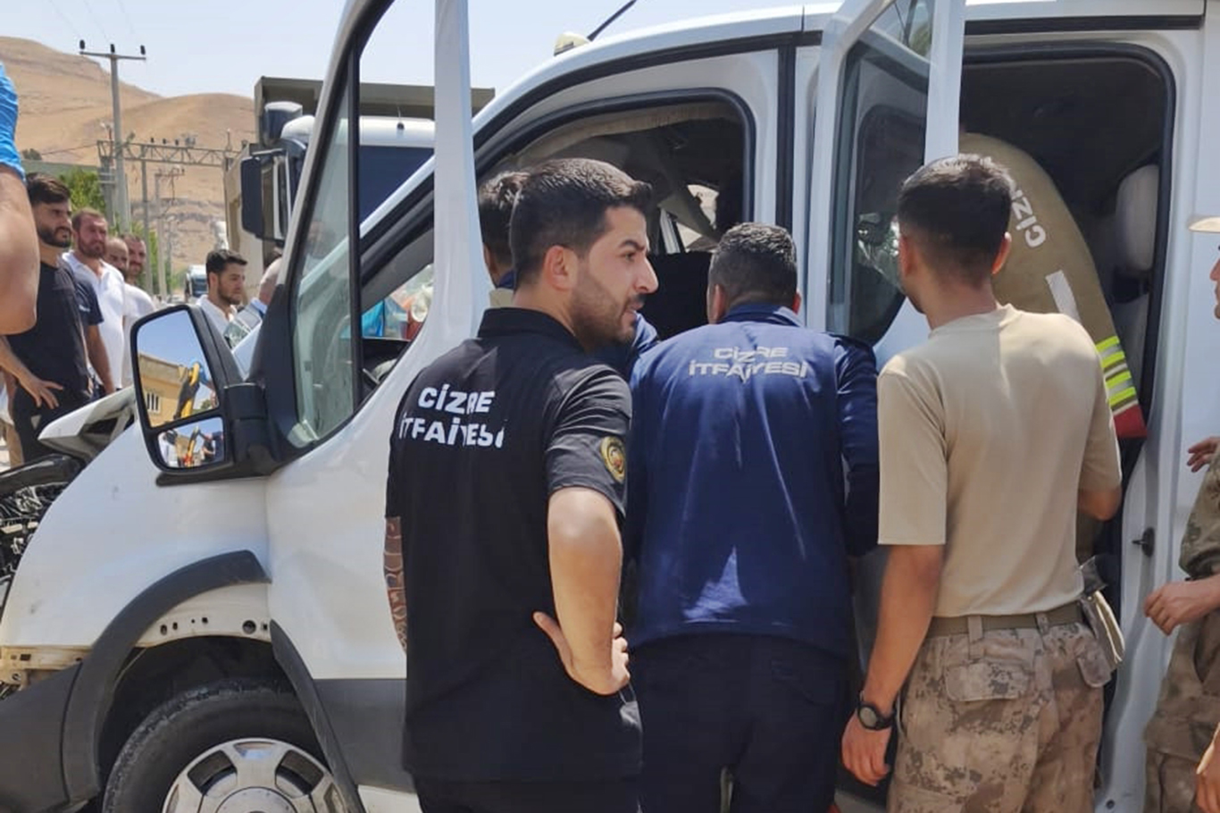 CİZRE’DE SIKIŞMALI TRAFİK KAZASINDA 1’İ ÇOCUK 4 YARALANDI