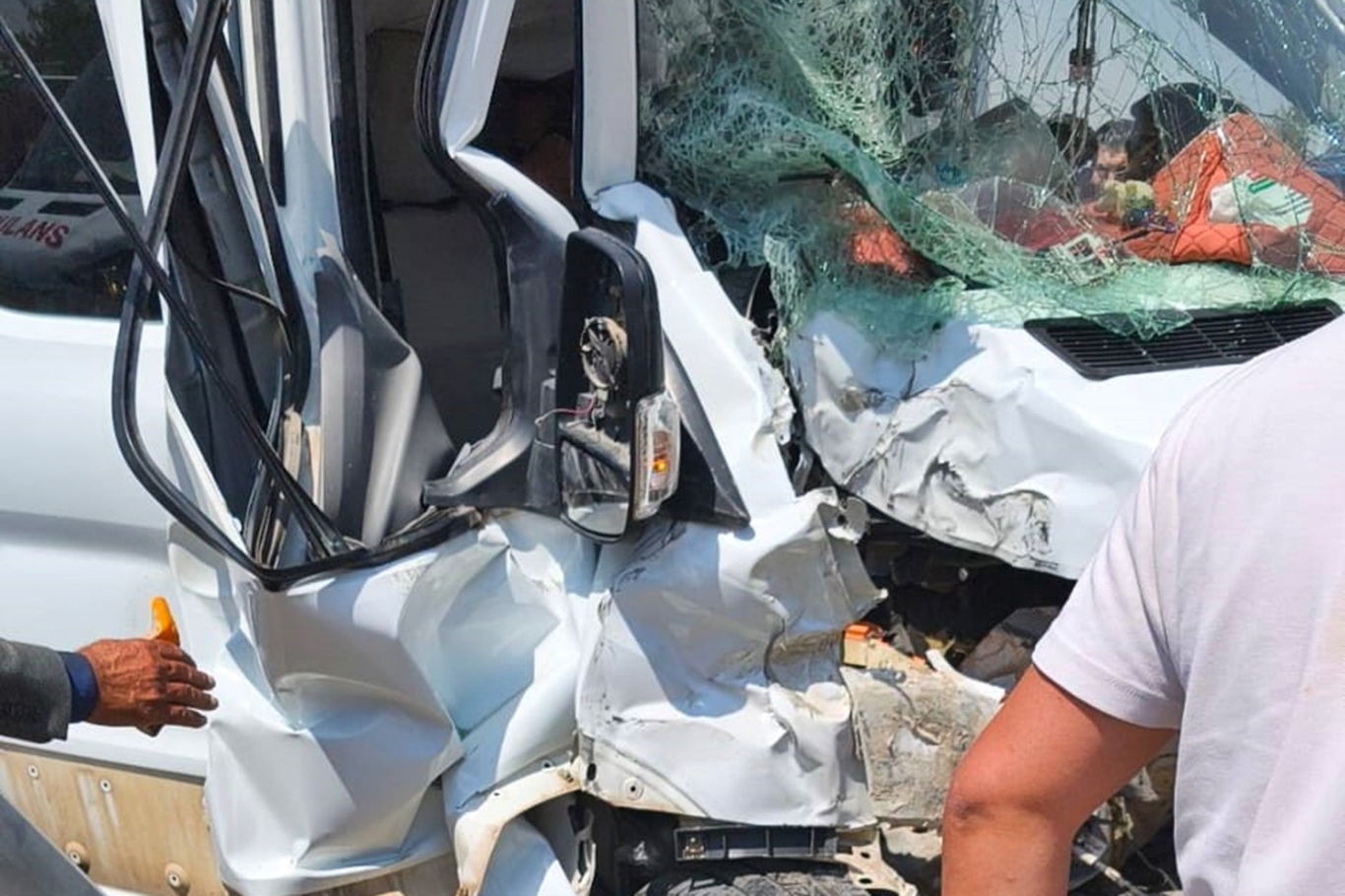 Şırnak'ta kamyonet ile yolcu minibüsü çarpıştı: 4 yaralı