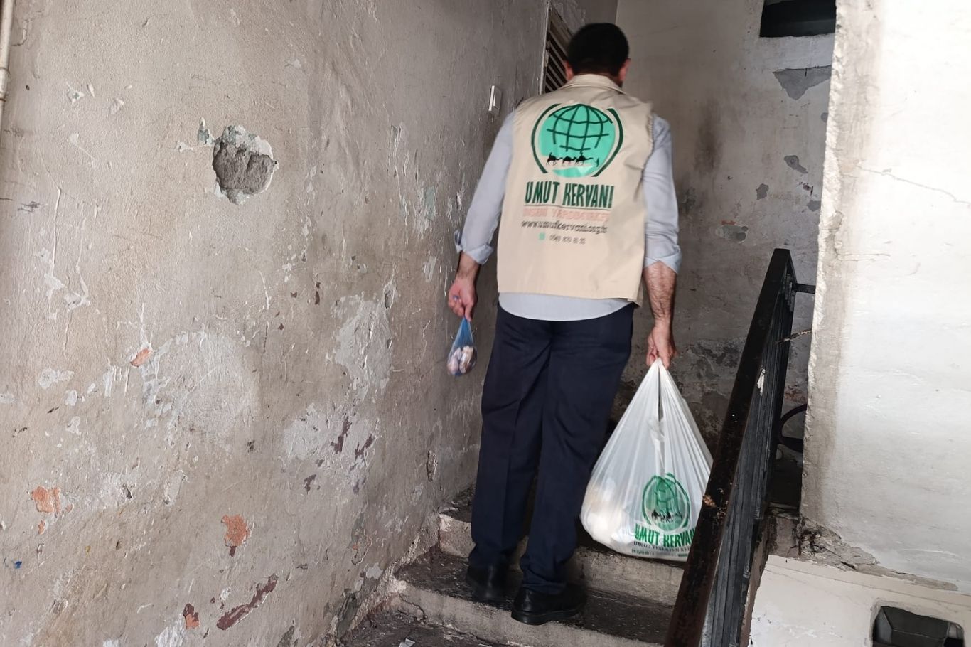 Mersin Umut Kervanından ihtiyaç sahibi ailelere erzak desteği