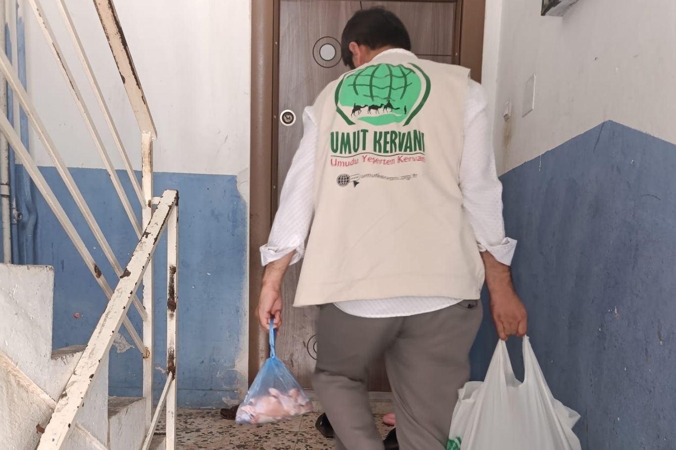 Mersin Umut Kervanı'ndan ihtiyaç sahibi ailelere erzak desteği