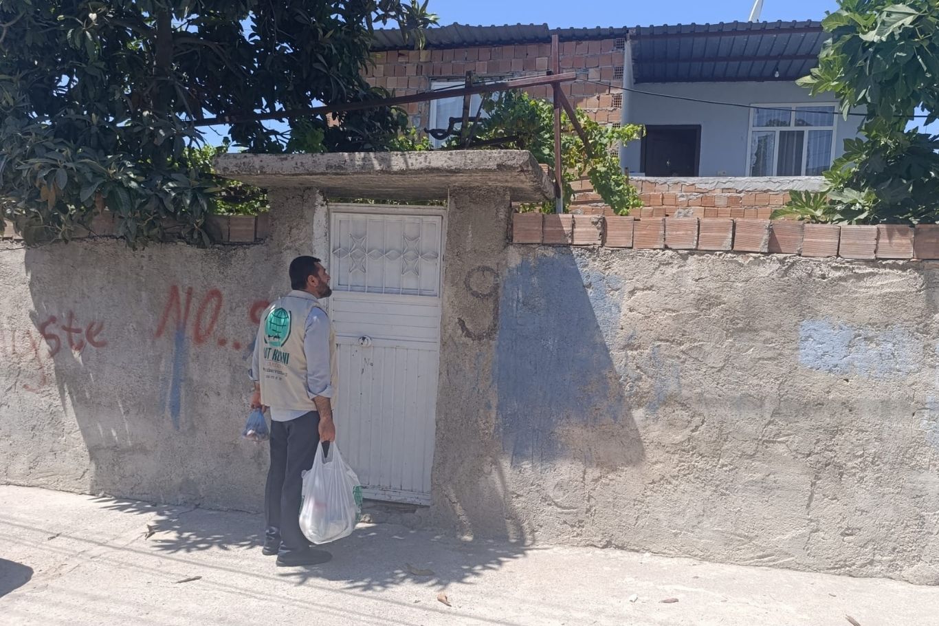 Mersin Umut Kervanı'ndan ihtiyaç sahibi ailelere erzak desteği