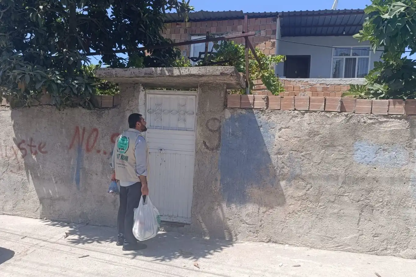 Mersin Umut Kervanından ihtiyaç sahibi ailelere erzak desteği