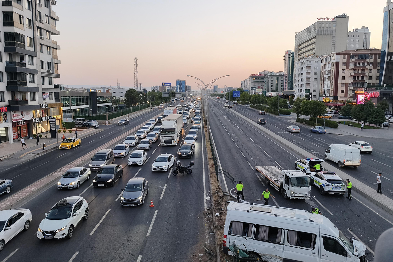 Diyarbakır'da zincirleme kaza: 2 ağır yaralı