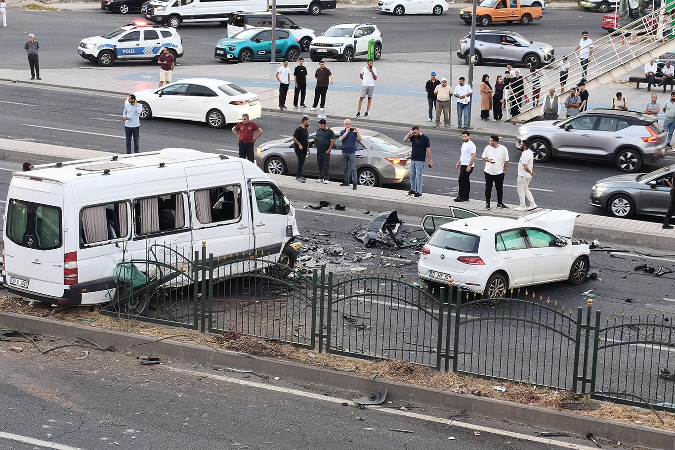 Diyarbakır'da zincirleme kaza: 2 ağır yaralı