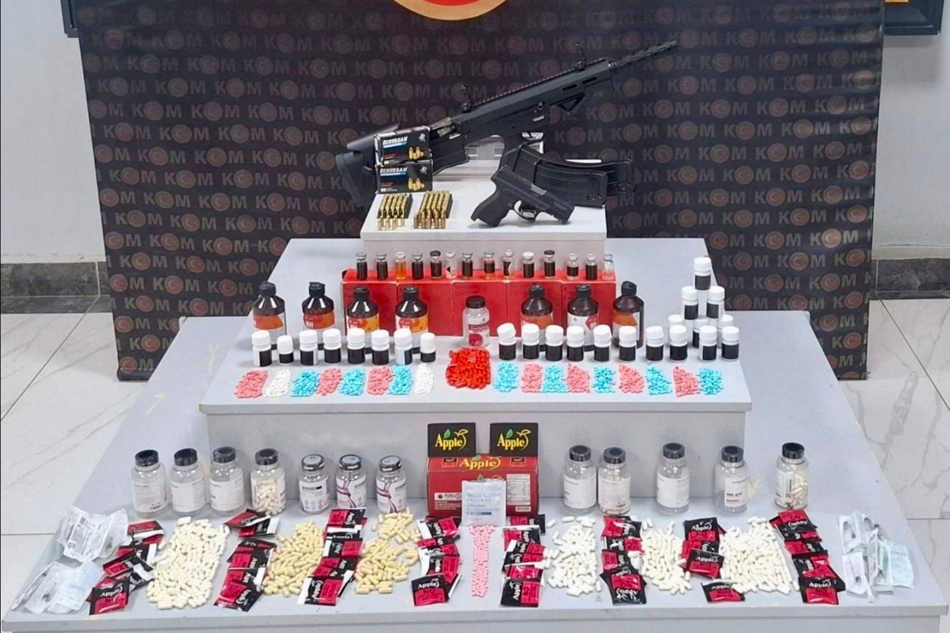 Uşak'ta silah ve çok sayıda kaçak tıbbi ürün ele geçirildi