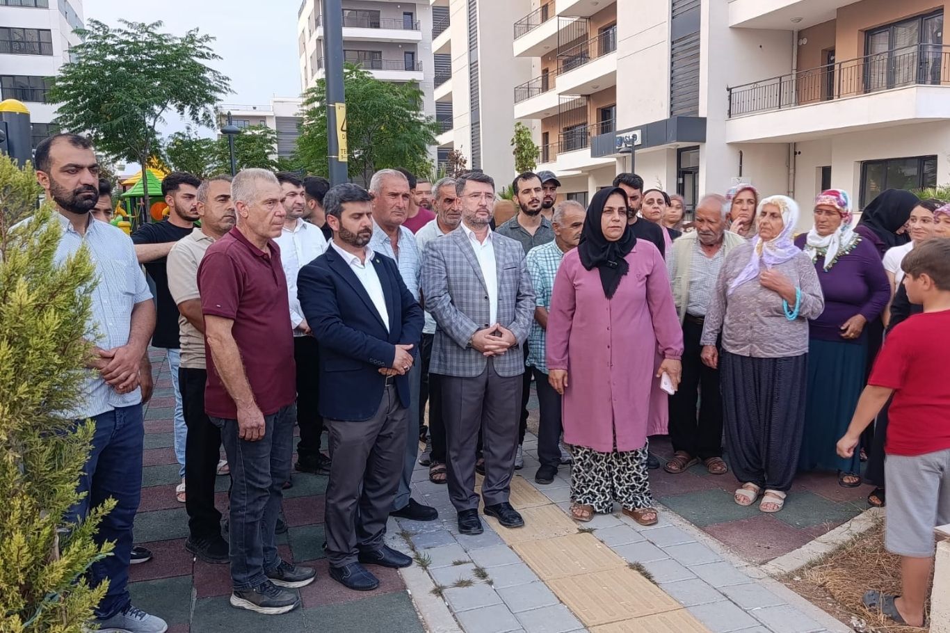 Yaklaşık 15 yıl önce kentsel dönüşüm kapsamında evlerini teslim eden Adana'nın merkez Seyhan ilçesindeki Barbaros Mahallesi hak sahipleri hala konutlarına kavuşmayı beklerken, HÜDA PAR Adana İl Başkanı Fethullah Beyazçiçek, yaşanan mağduriyetin giderilmesi ve tamamlanan konutların bir an önce hak sahiplerine teslim edilmesi çağrısında bulundu.