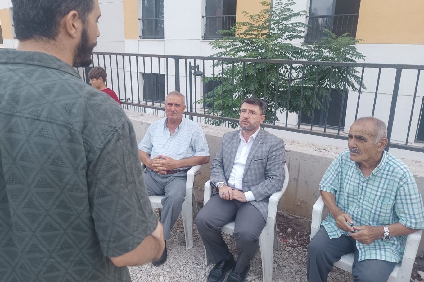 Yaklaşık 15 yıl önce kentsel dönüşüm kapsamında evlerini teslim eden Adana'nın merkez Seyhan ilçesindeki Barbaros Mahallesi hak sahipleri hala konutlarına kavuşmayı beklerken, HÜDA PAR Adana İl Başkanı Fethullah Beyazçiçek, yaşanan mağduriyetin giderilmesi ve tamamlanan konutların bir an önce hak sahiplerine teslim edilmesi çağrısında bulundu.