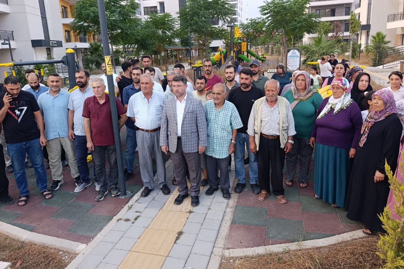 Yaklaşık 15 yıl önce kentsel dönüşüm kapsamında evlerini teslim eden Adana'nın merkez Seyhan ilçesindeki Barbaros Mahallesi hak sahipleri hala konutlarına kavuşmayı beklerken, HÜDA PAR Adana İl Başkanı Fethullah Beyazçiçek, yaşanan mağduriyetin giderilmesi ve tamamlanan konutların bir an önce hak sahiplerine teslim edilmesi çağrısında bulundu.