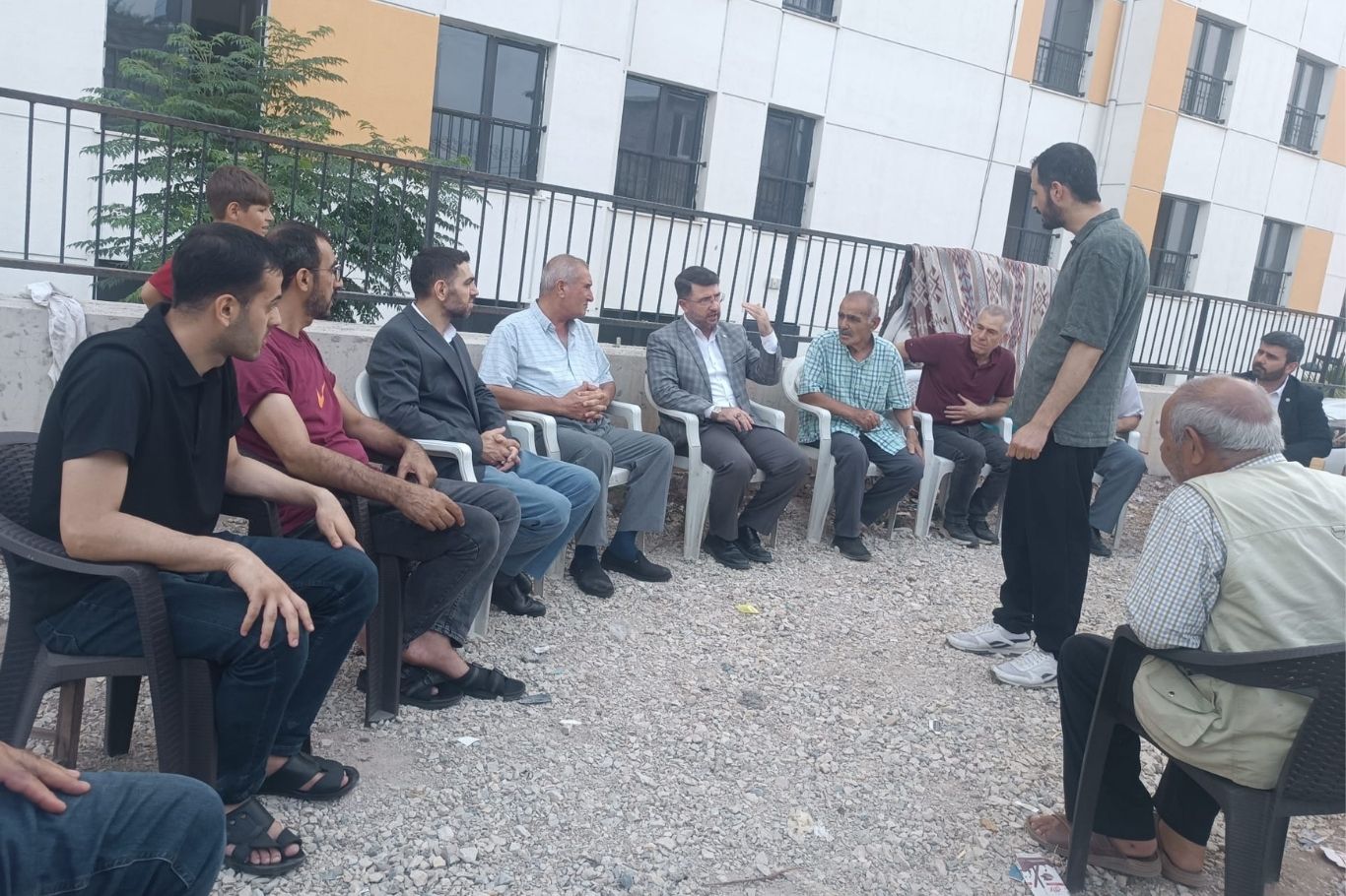 Yaklaşık 15 yıl önce kentsel dönüşüm kapsamında evlerini teslim eden Adana'nın merkez Seyhan ilçesindeki Barbaros Mahallesi hak sahipleri hala konutlarına kavuşmayı beklerken, HÜDA PAR Adana İl Başkanı Fethullah Beyazçiçek, yaşanan mağduriyetin giderilmesi ve tamamlanan konutların bir an önce hak sahiplerine teslim edilmesi çağrısında bulundu.
