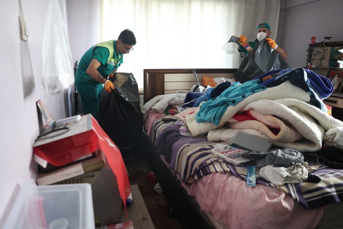 Bursa’da bir dairede 5 ton çöp çıkarıldı