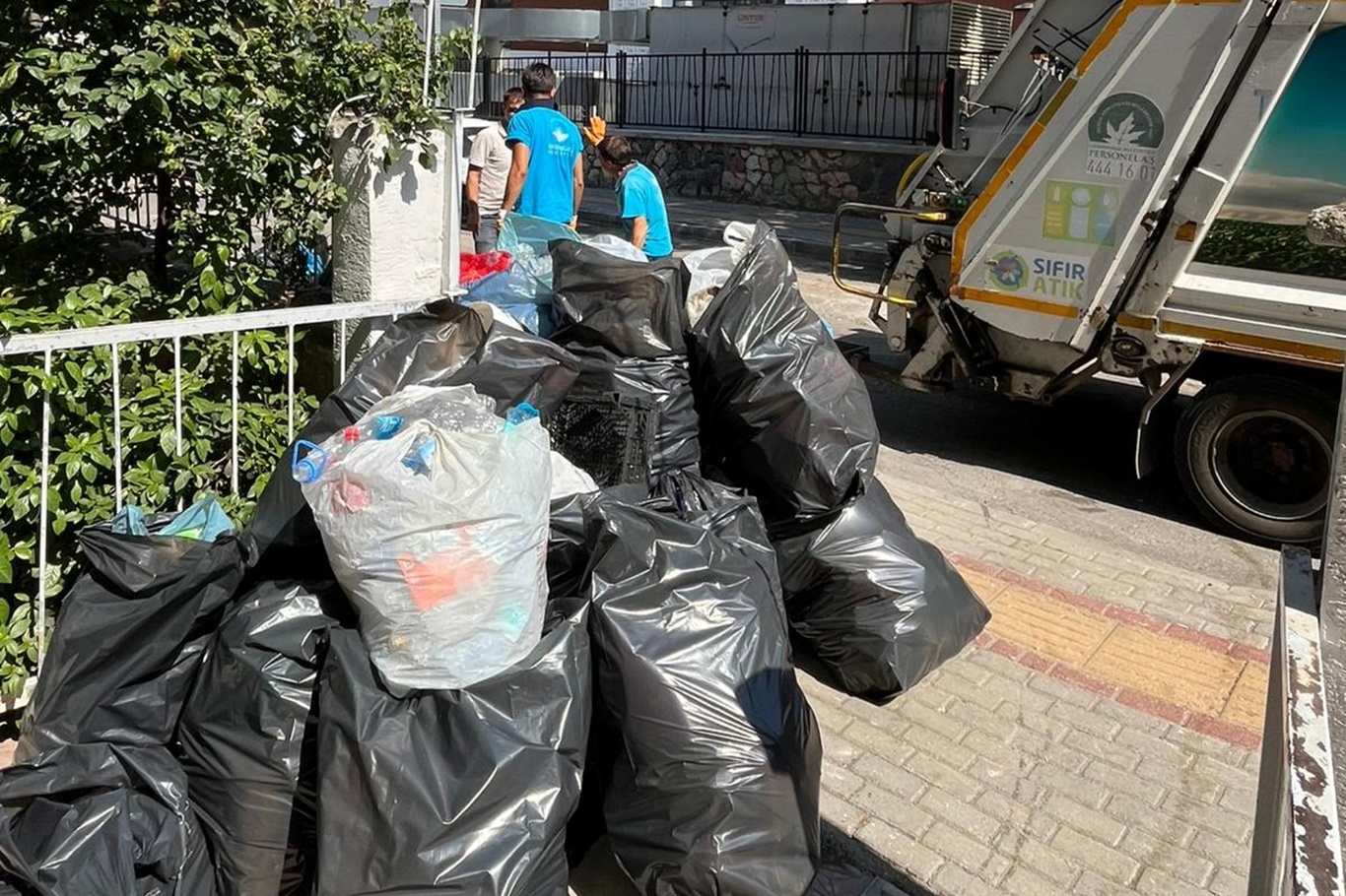 Bursa’da bir dairede 5 ton çöp çıkarıldı