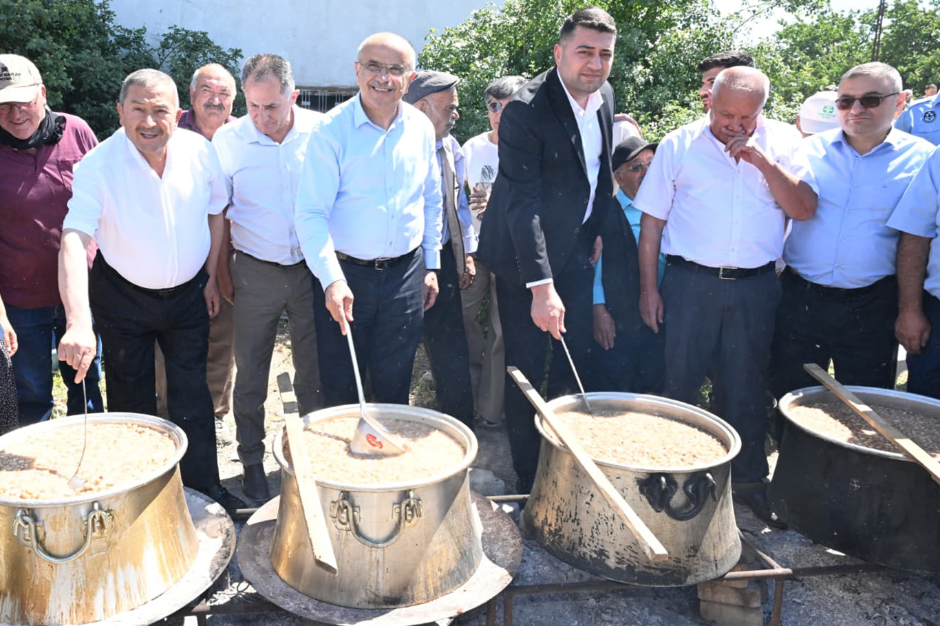 Büyükşehir Belediye Başkanı Er: İlçelerde birinci önceliğimiz grup yollarını sağlıklı hale getirmek