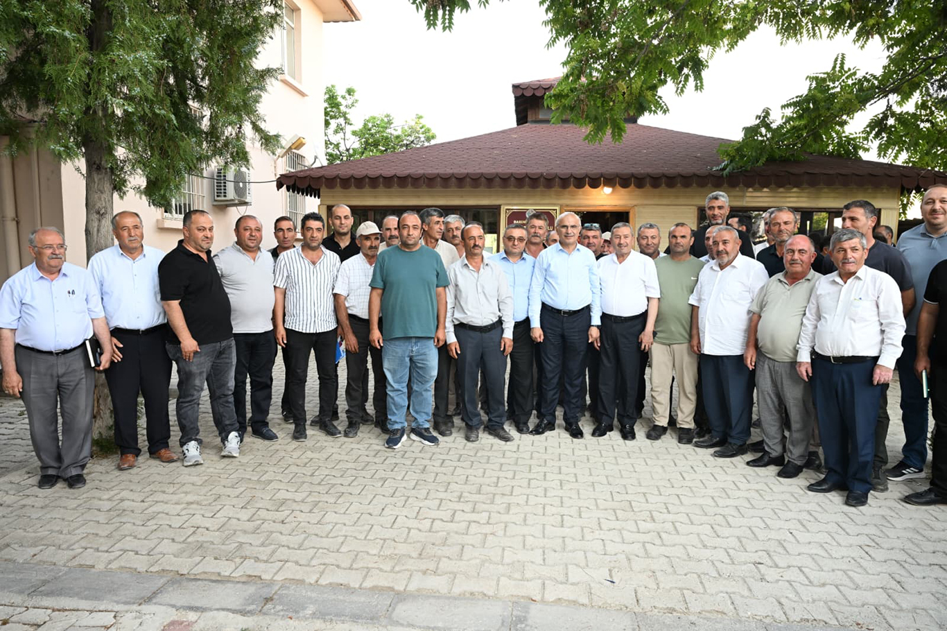 Büyükşehir Belediye Başkanı Er: İlçelerde birinci önceliğimiz grup yollarını sağlıklı hale getirmek