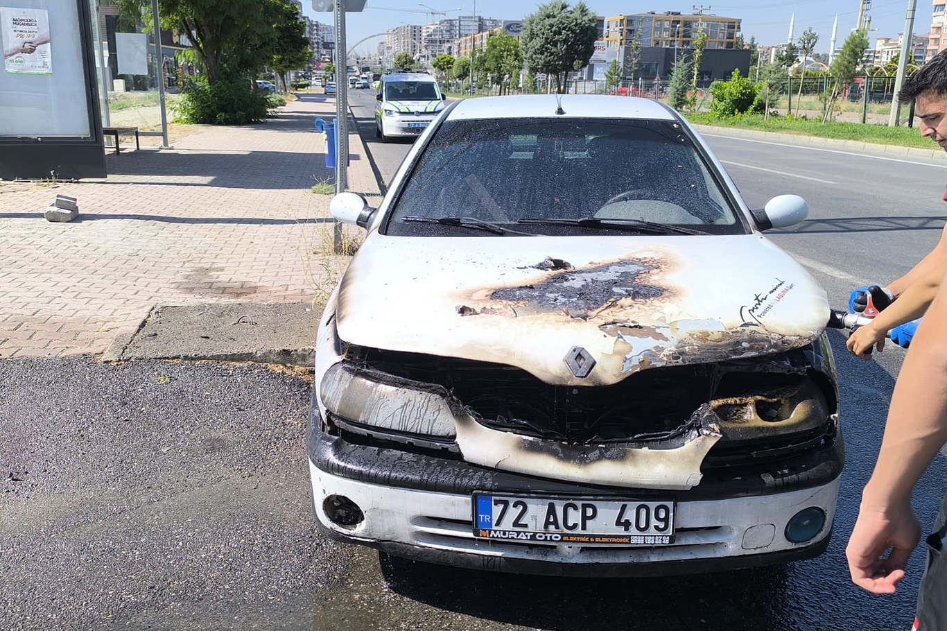 Batman'da seyir halindeki otomobil alevlere teslim oldu