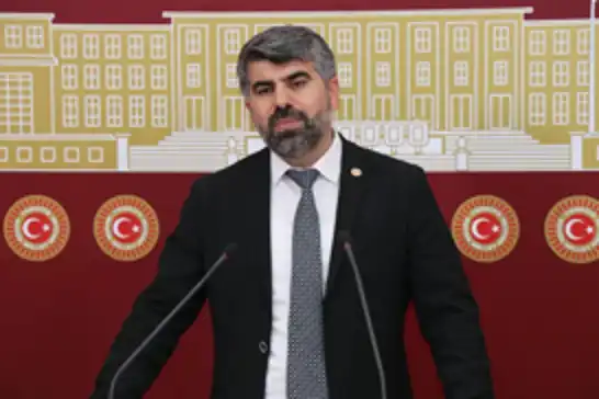 HÜDA PAR Milletvekili Dinç'ten FSM Köprüsü’ne ABD bayrağı renklerinin yansıtılmasına tepki