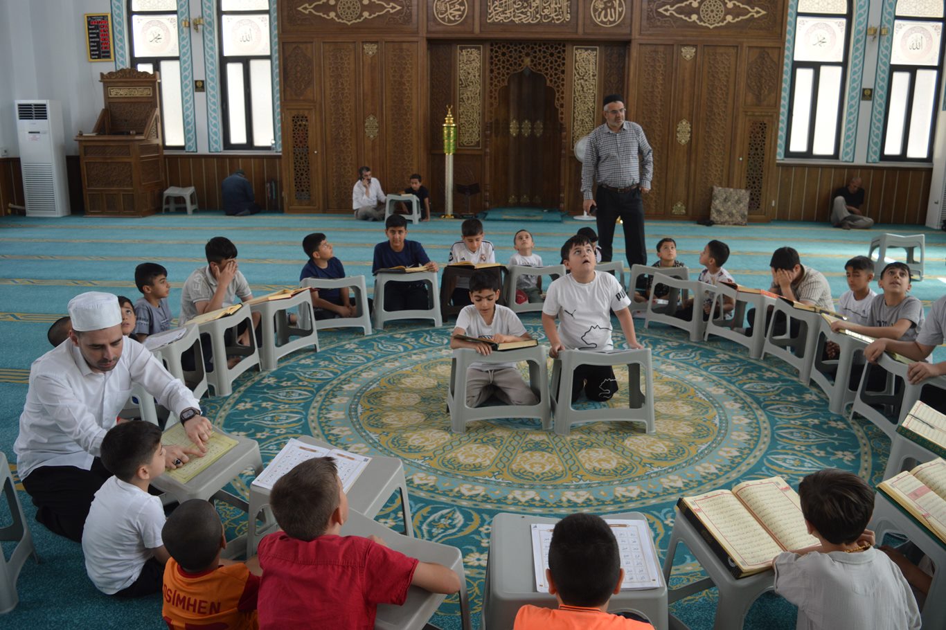 Yaz Kur'an Kursunda çocuklar güne salavatlarla başlıyor, Kur'an'la devam ediyor