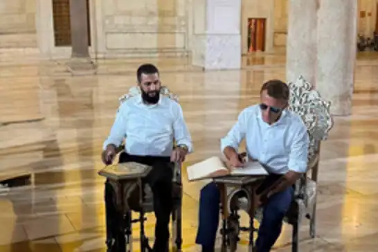 ماكرون والشرع يتجولان في الجامع الأموي بدمشق