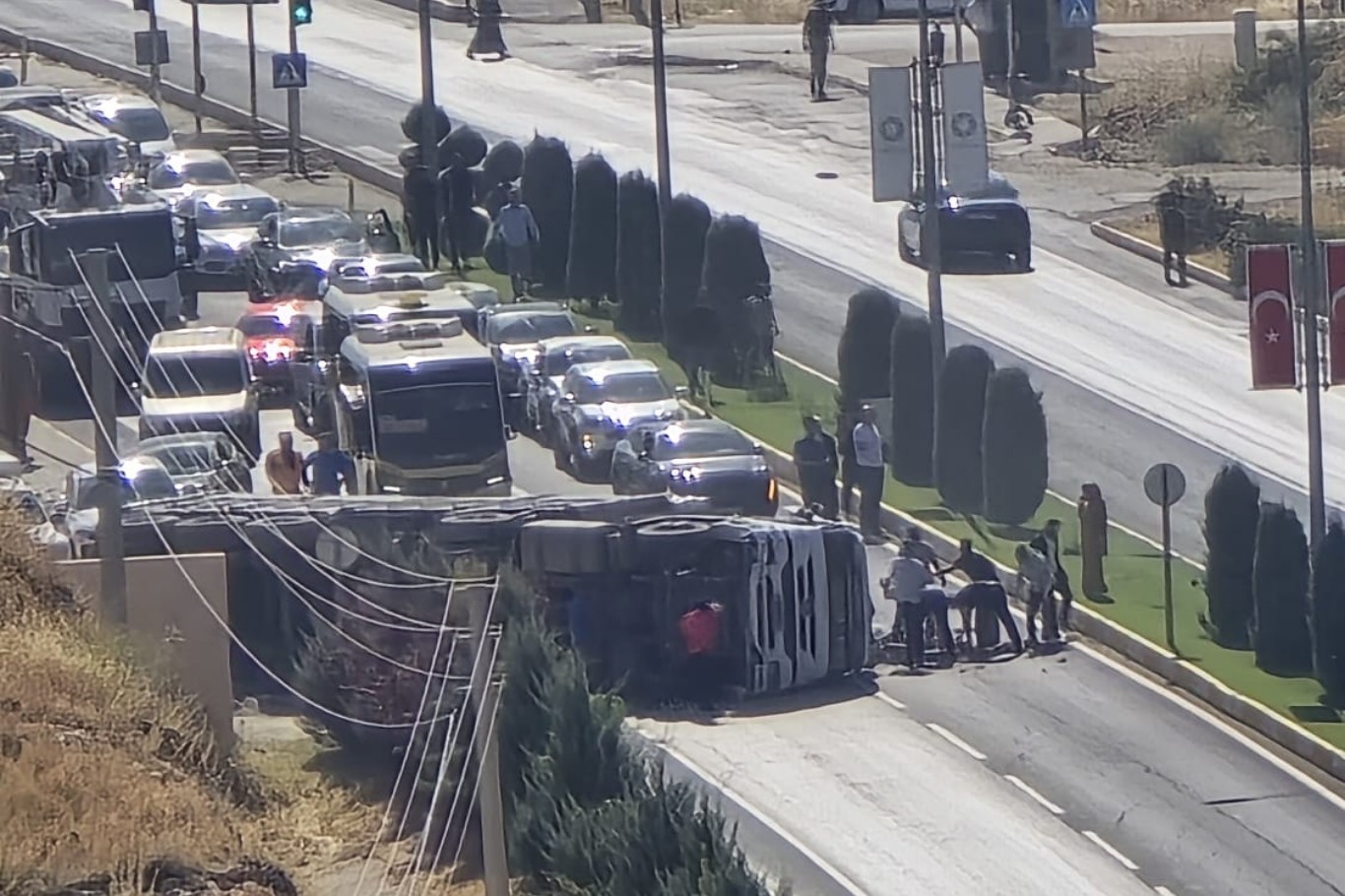 Mardin'de kontrolden çıkan kamyon devrildi