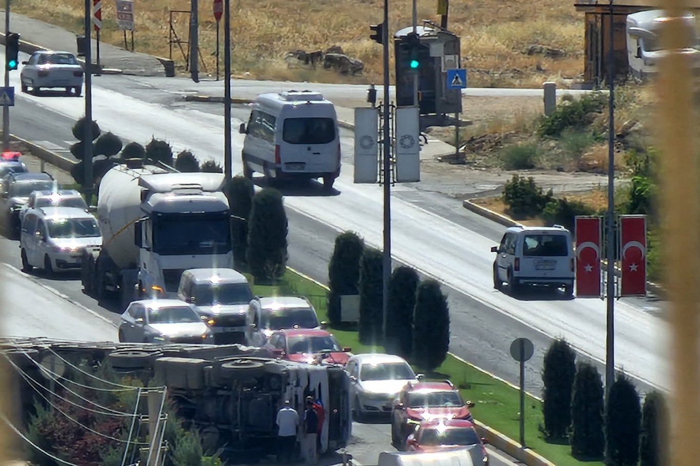 Mardin'de kontrolden çıkan kamyon devrildi: Yolda uzun araç kuyruğu oluştu