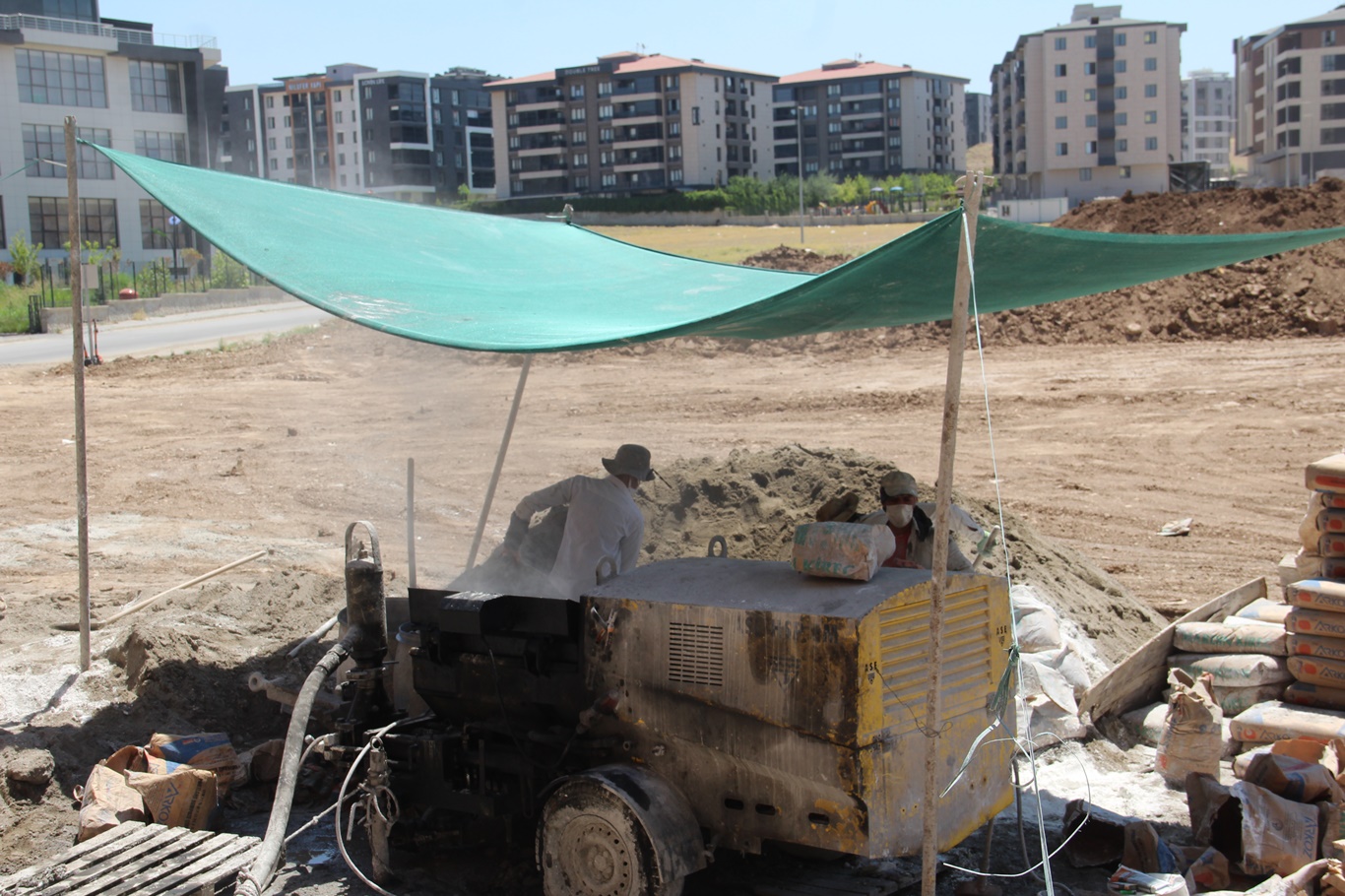 45 derece sıcakta ekmek mücadelesi: İnşaat ustaları yaşadıkları zorlukları anlattı