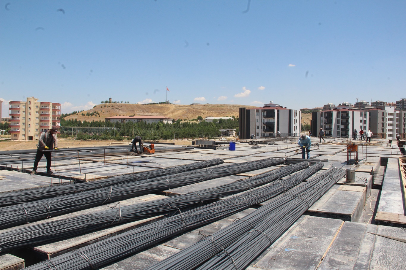 İnşaat çalışanlarının 45 derecede zorlu ekmek mücadelesi