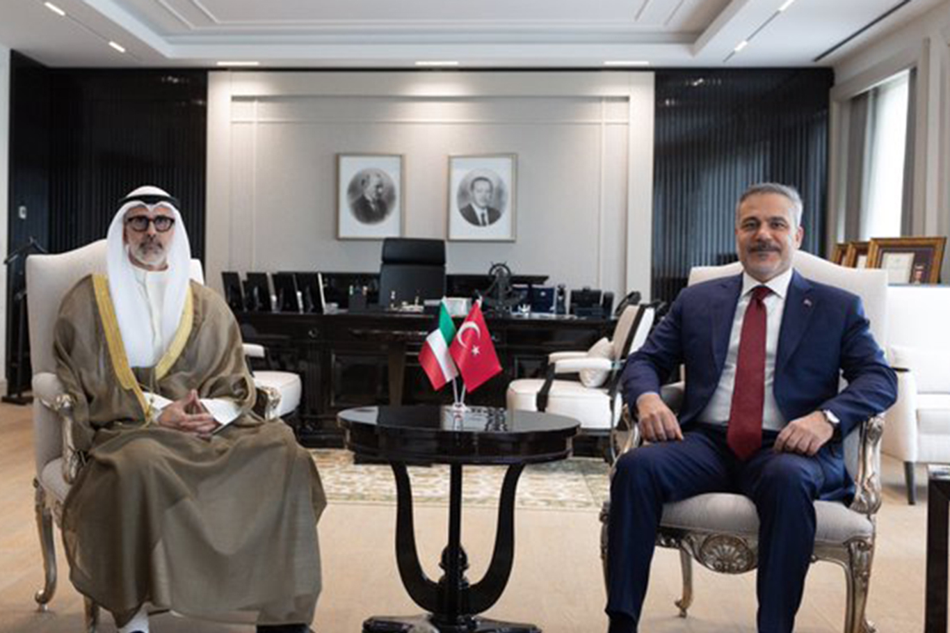 وزير الخارجية التركي يبحث مع نظيره الكويتي العلاقات الثنائية في أنقرة