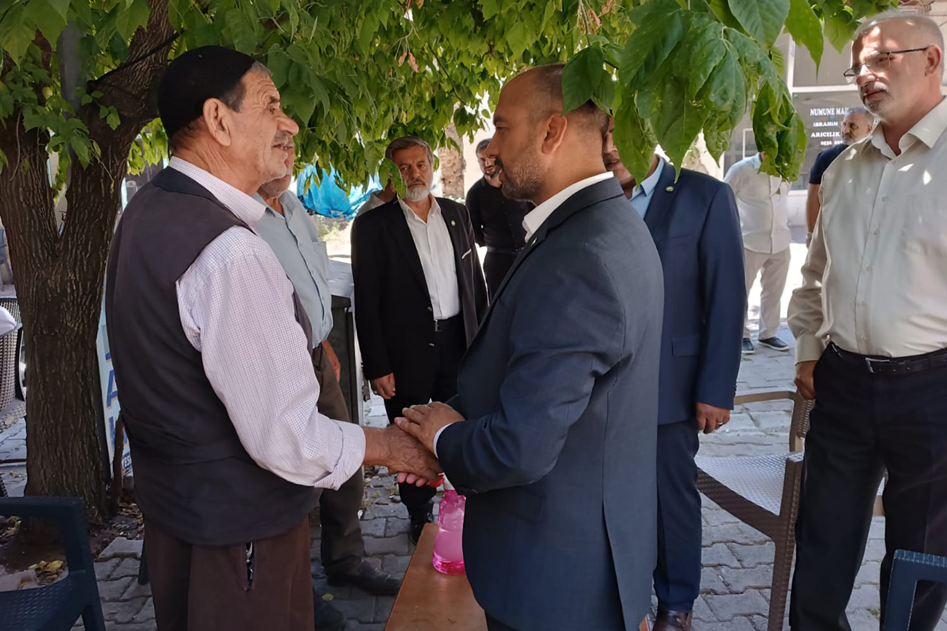 HÜDA PAR Genel Başkan Yardımcısı Şahin Palu'da vatandaş ve esnafın sorunlarını dinledi