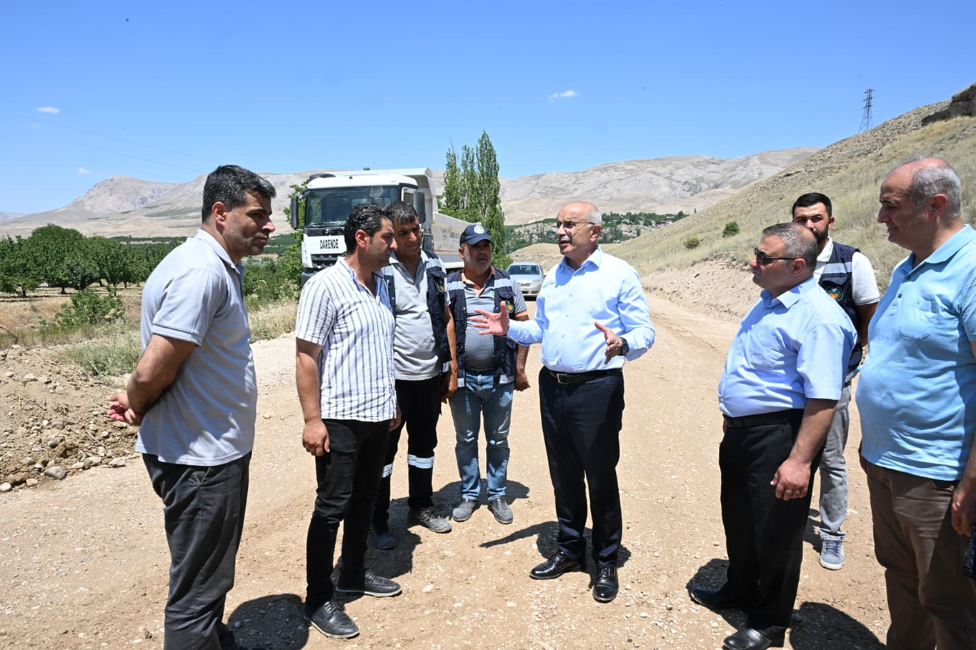 Malatya'da 3 ilçe ve 55 mahalleyi birbirine bağlayan grup yolunda çalışmalar sürüyor
