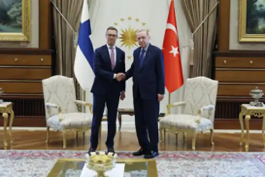 أردوغان يبحث مع الرئيس الفنلندي تعزيز العلاقات والتطورات الإقليمية على هامش قمة الناتو