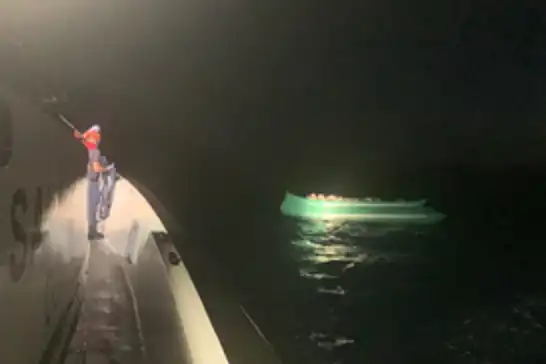 İzmir açıklarında 75 düzensiz göçmen yakalandı