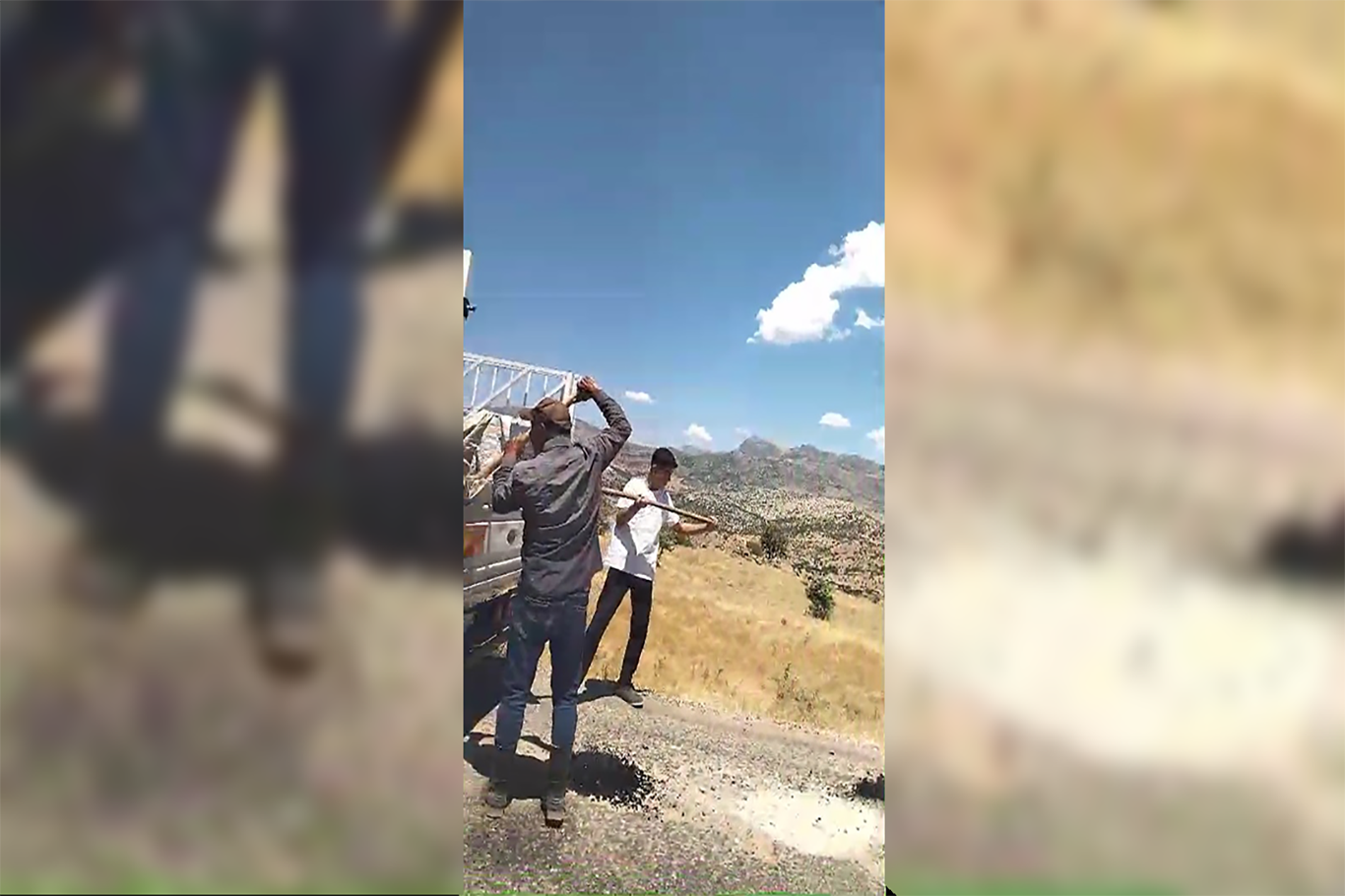 Belediye yapmayınca mahalleli asfaltı parayla alıp yolu onardı