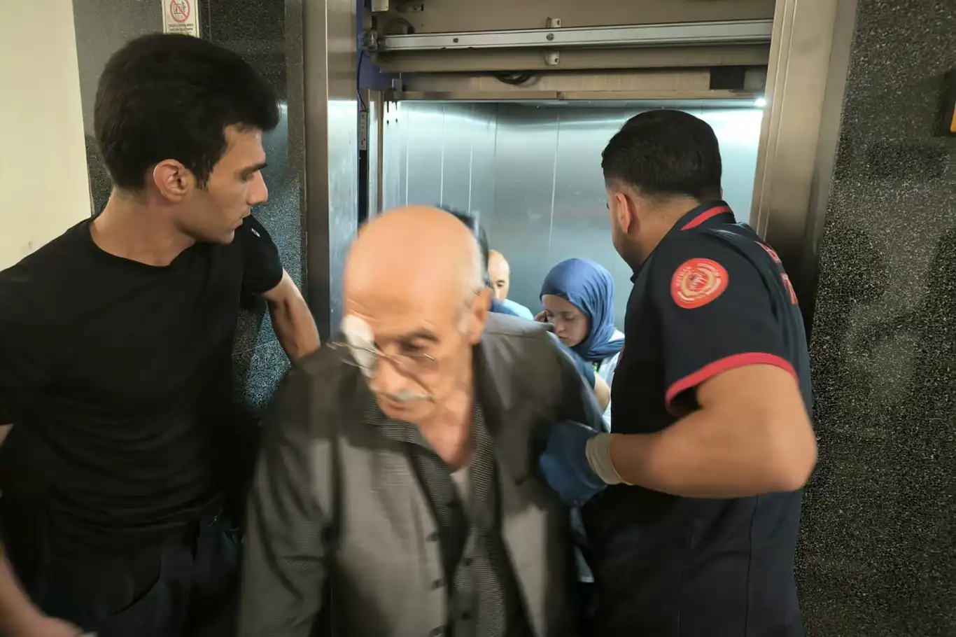 Batman'da hastane asansöründe mahsur kalan vatandaşlar kurtarıldı
