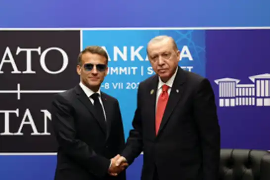أردوغان وماكرون يبحثان العلاقات الثنائية على هامش قمة الناتو في أنقرة