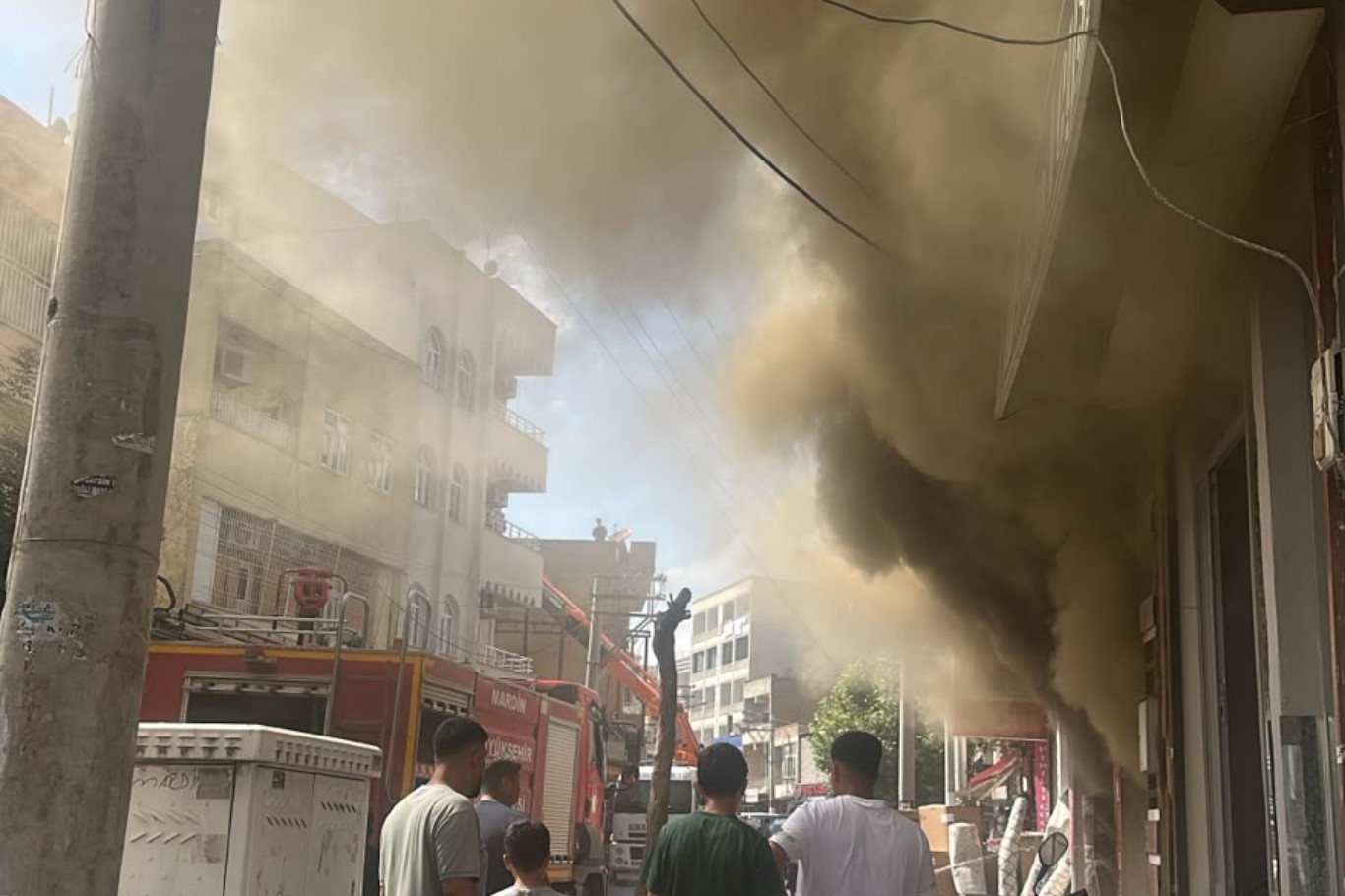 Mardin'de halı dükkanında çıkan yangın paniğe neden oldu 