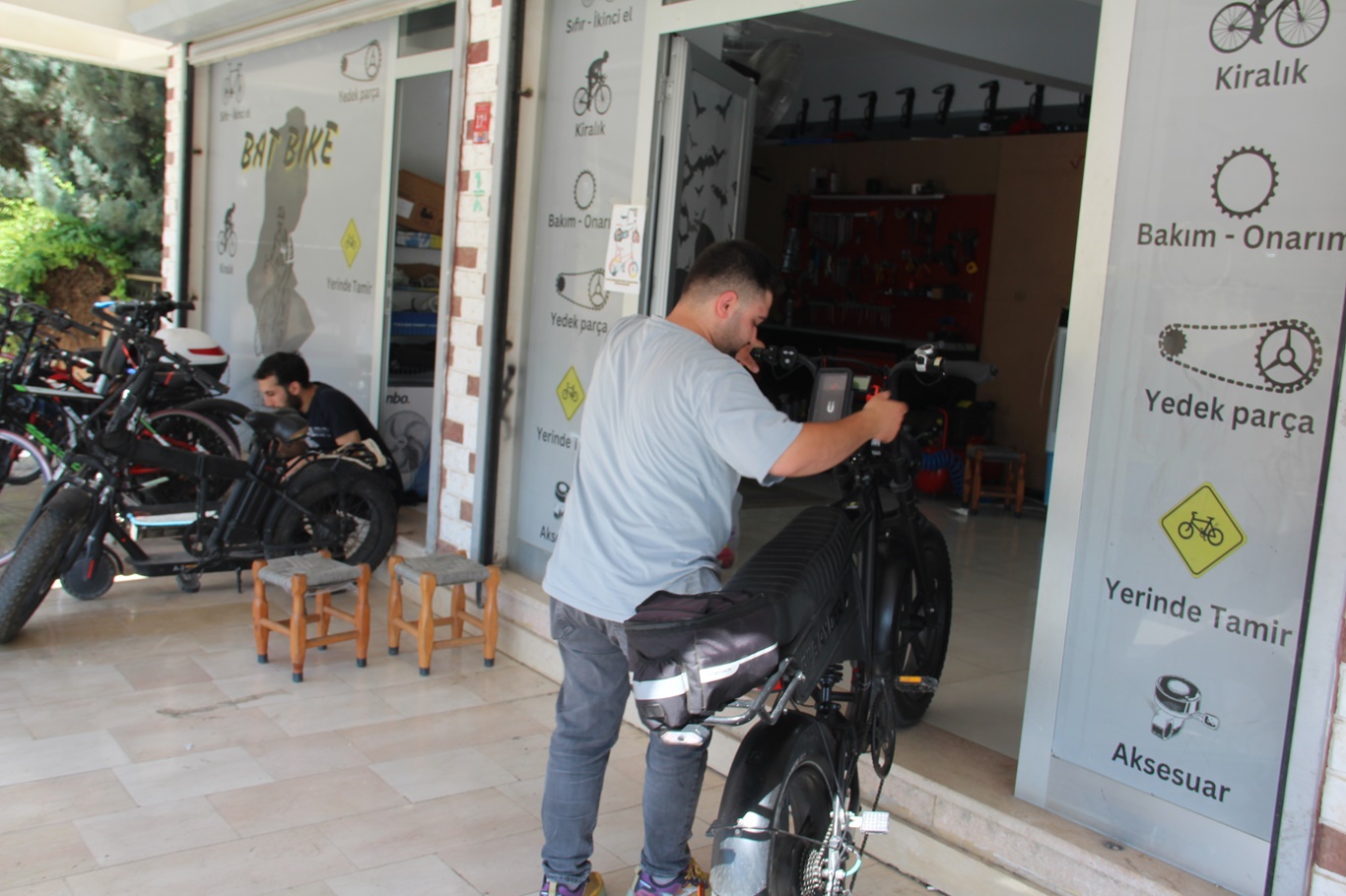 Batman'da elektrikli bisiklet bataryası tamiri yapan usta yoğun ilgi görüyor