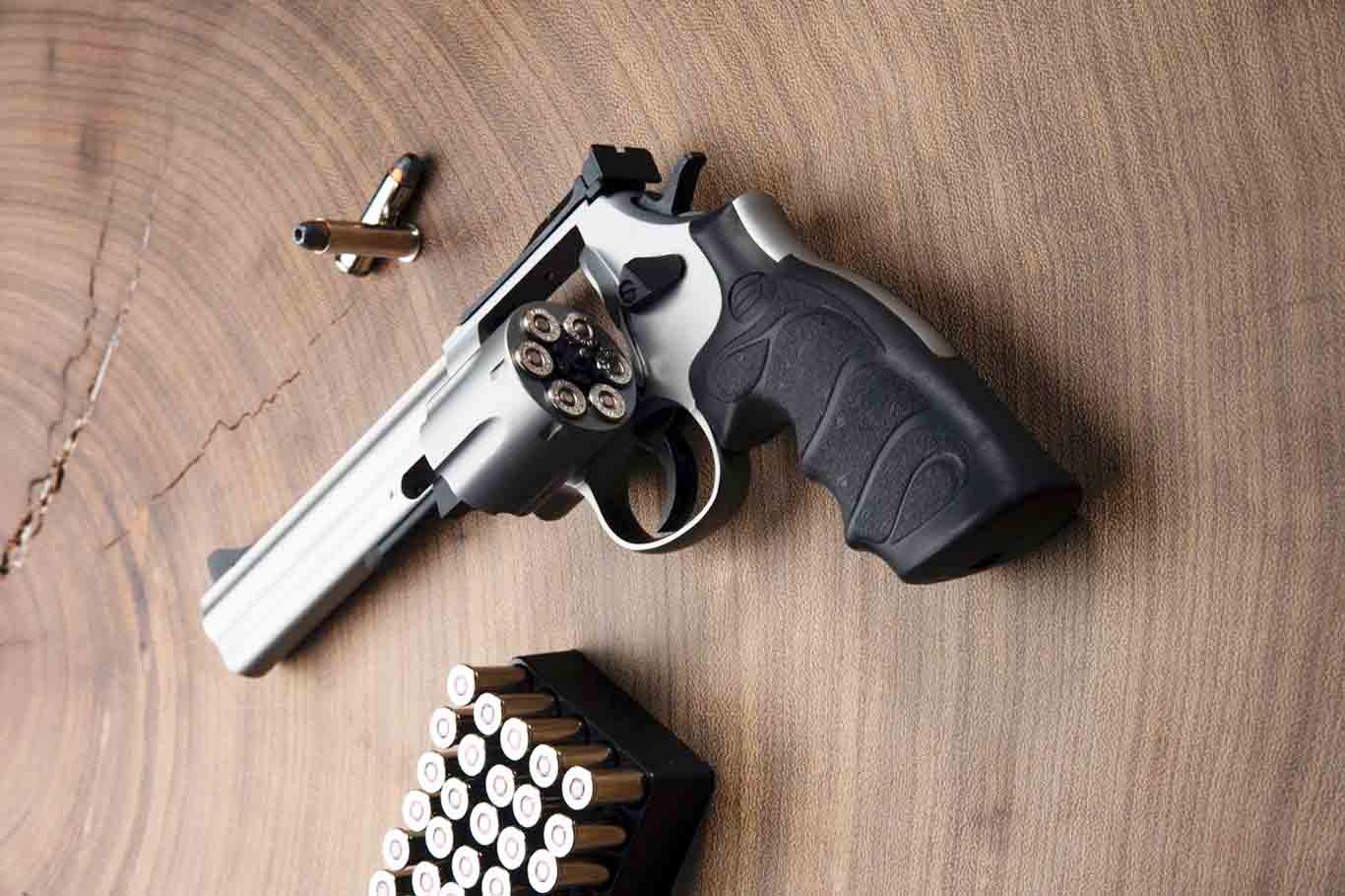 Erdoğan presents personalized pistols to NATO leaders