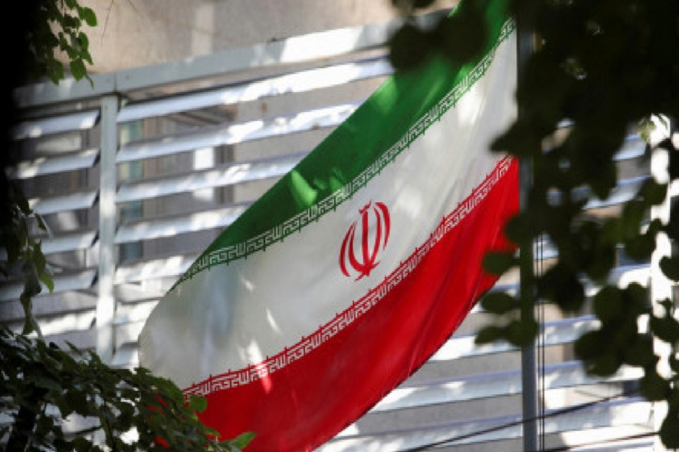 إيران تستدعي السفير البريطاني احتجاجاً على اتهامات أمنية