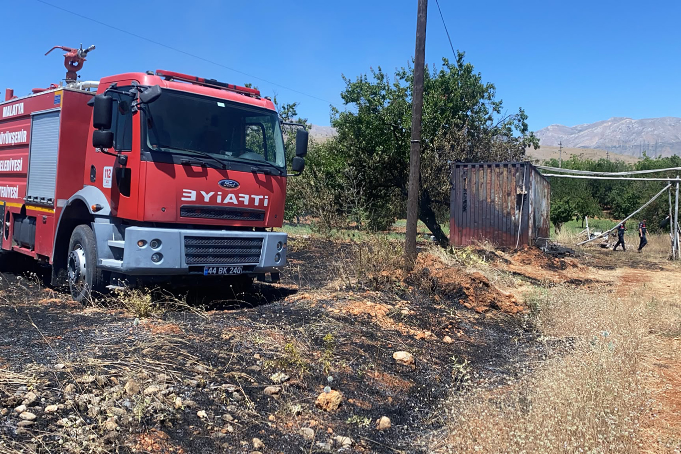 Malatya'da ot yangını konteynerlere sıçradı