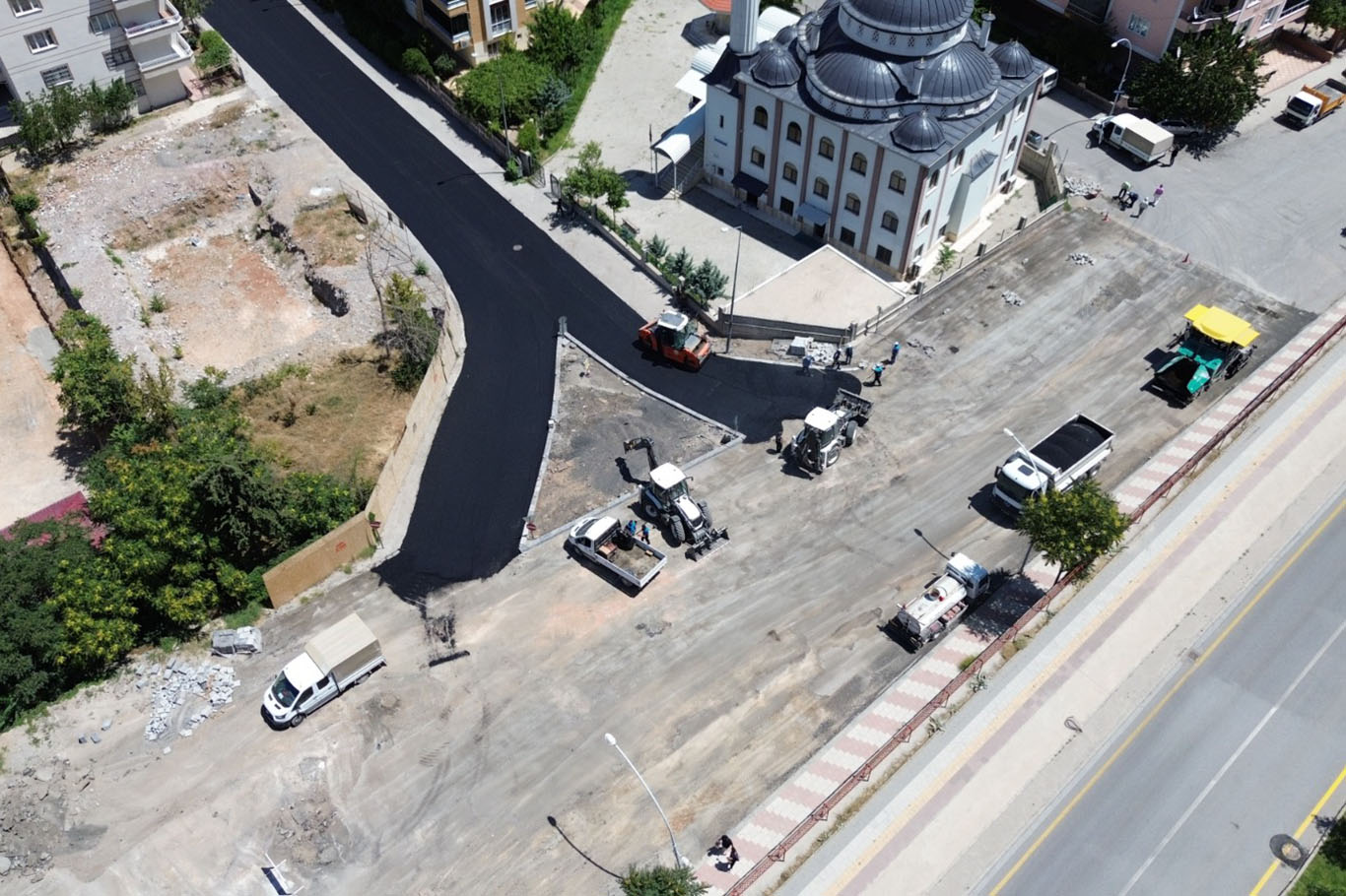 Battalgazi Belediyesi iki mahallede sıcak asfalt serimi yaptı