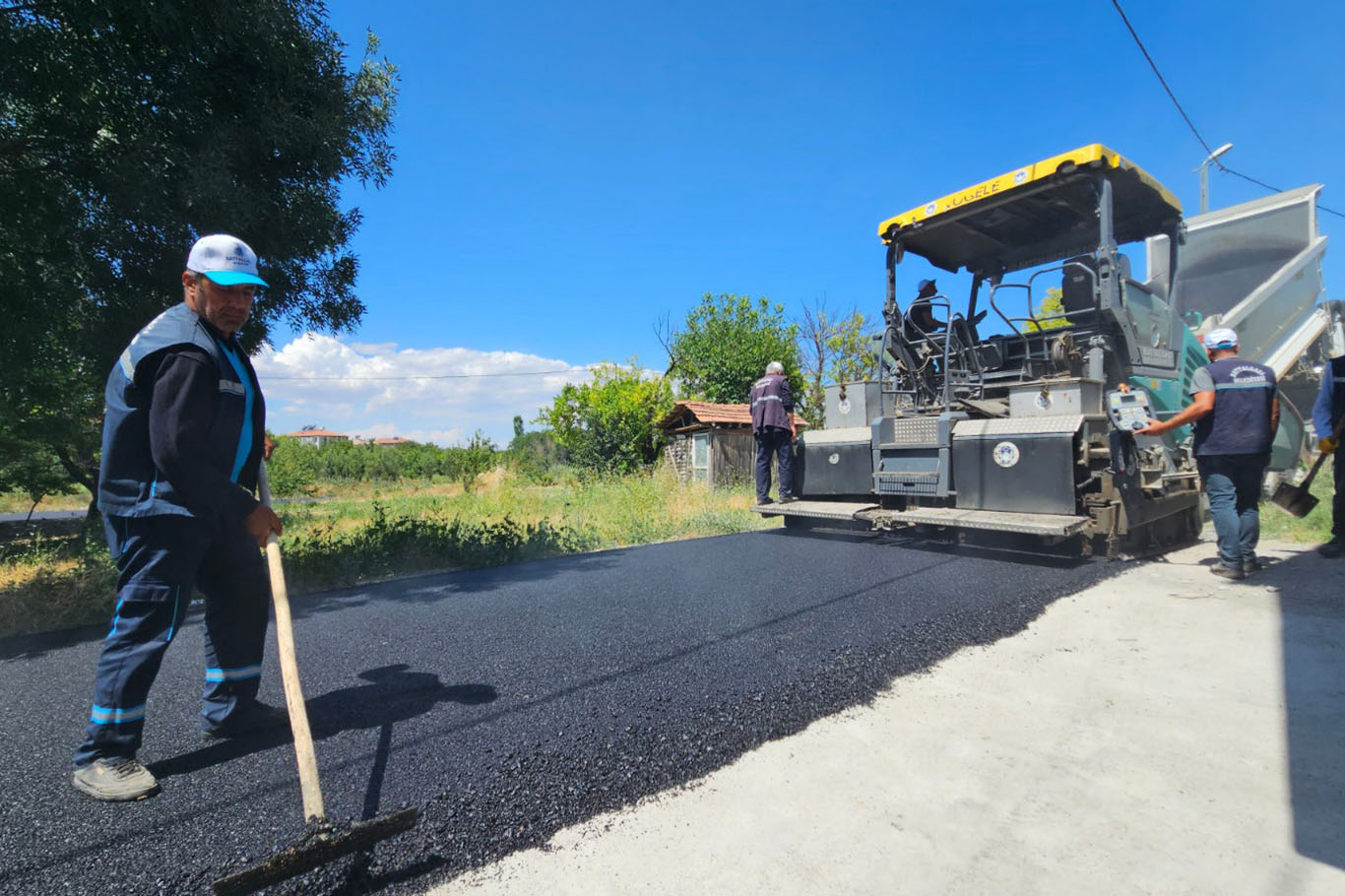 Battalgazi Belediyesi iki mahallede sıcak asfalt serimi yaptı
