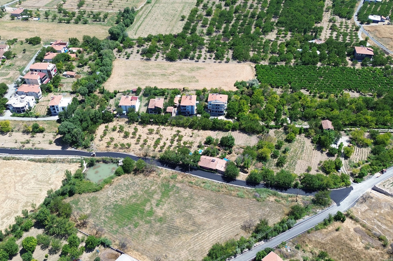 Battalgazi Belediyesi iki mahallede sıcak asfalt serimi yaptı