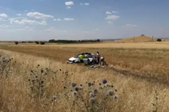 Diyarbakır'da otomobil tarlaya uçtu: 1'i ağır, 5 yaralı