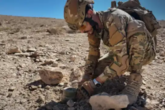 الدفاع السورية: استشهاد جندي وإصابة اثنين بانفجار لغم خلال عملية إزالة ألغام شرق حلب