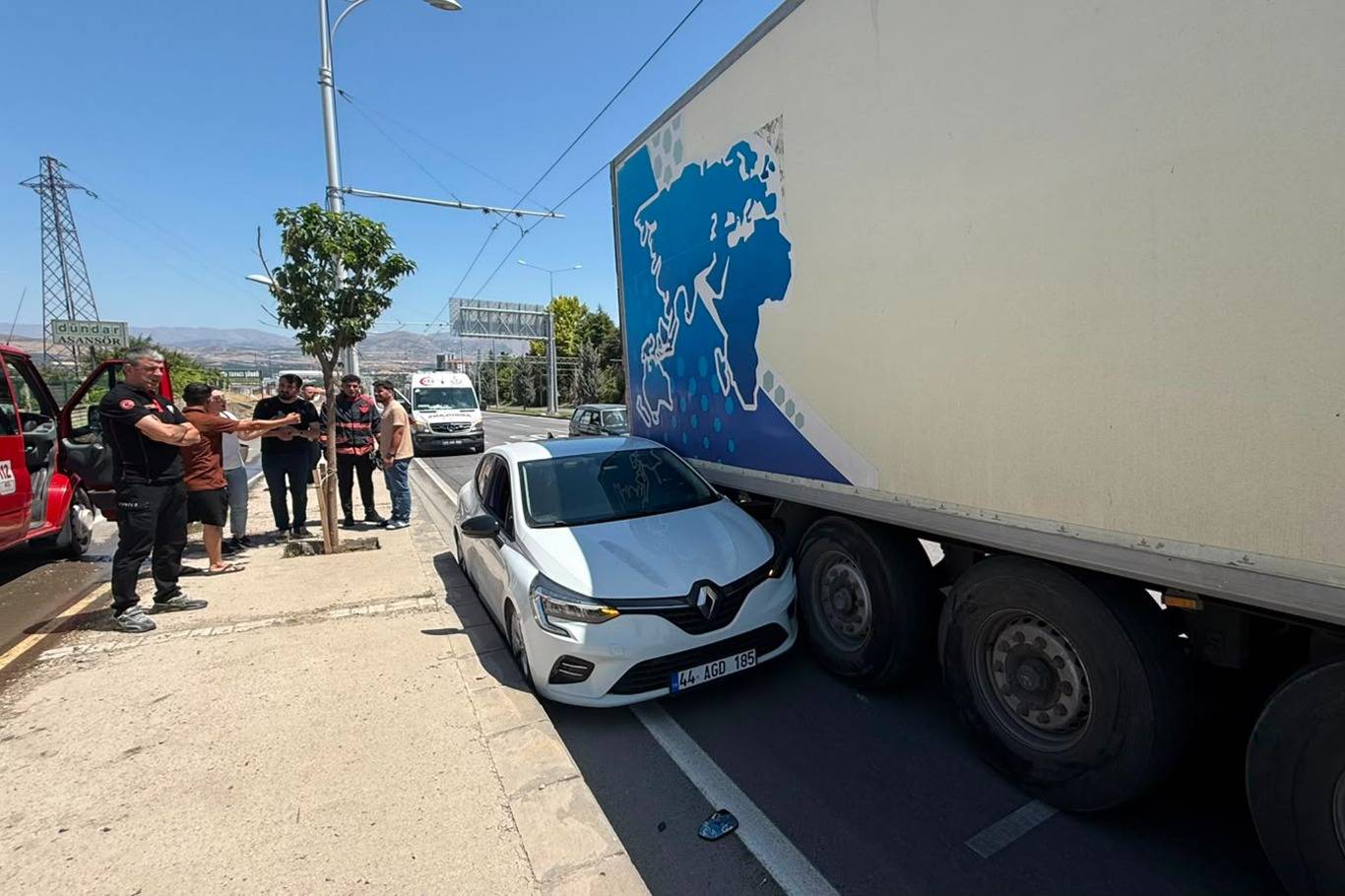 Malatya'da tır ile otomobil çarpıştı