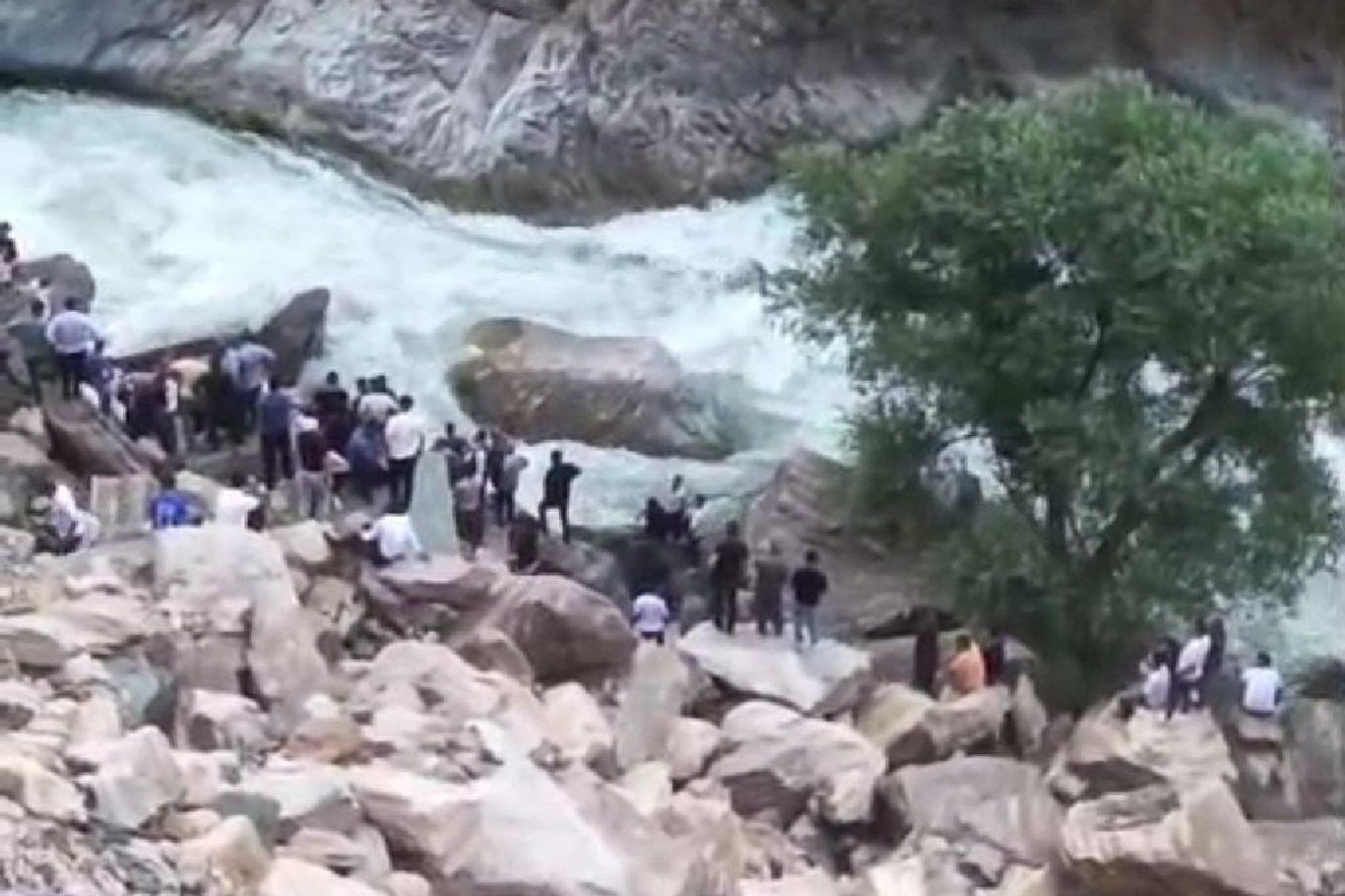 Balık tutarken Habur Çayı'na düşen genç kayboldu