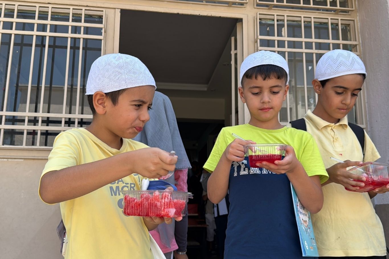 Peygamber Sevdalıları Vakfı, Adana'da düzenlediği yaz okulu programlarında dini eğitim alan yüzlerce öğrenciye kentin simgesi haline gelen yöresel yaz tatlısı bici bici ikram etti.