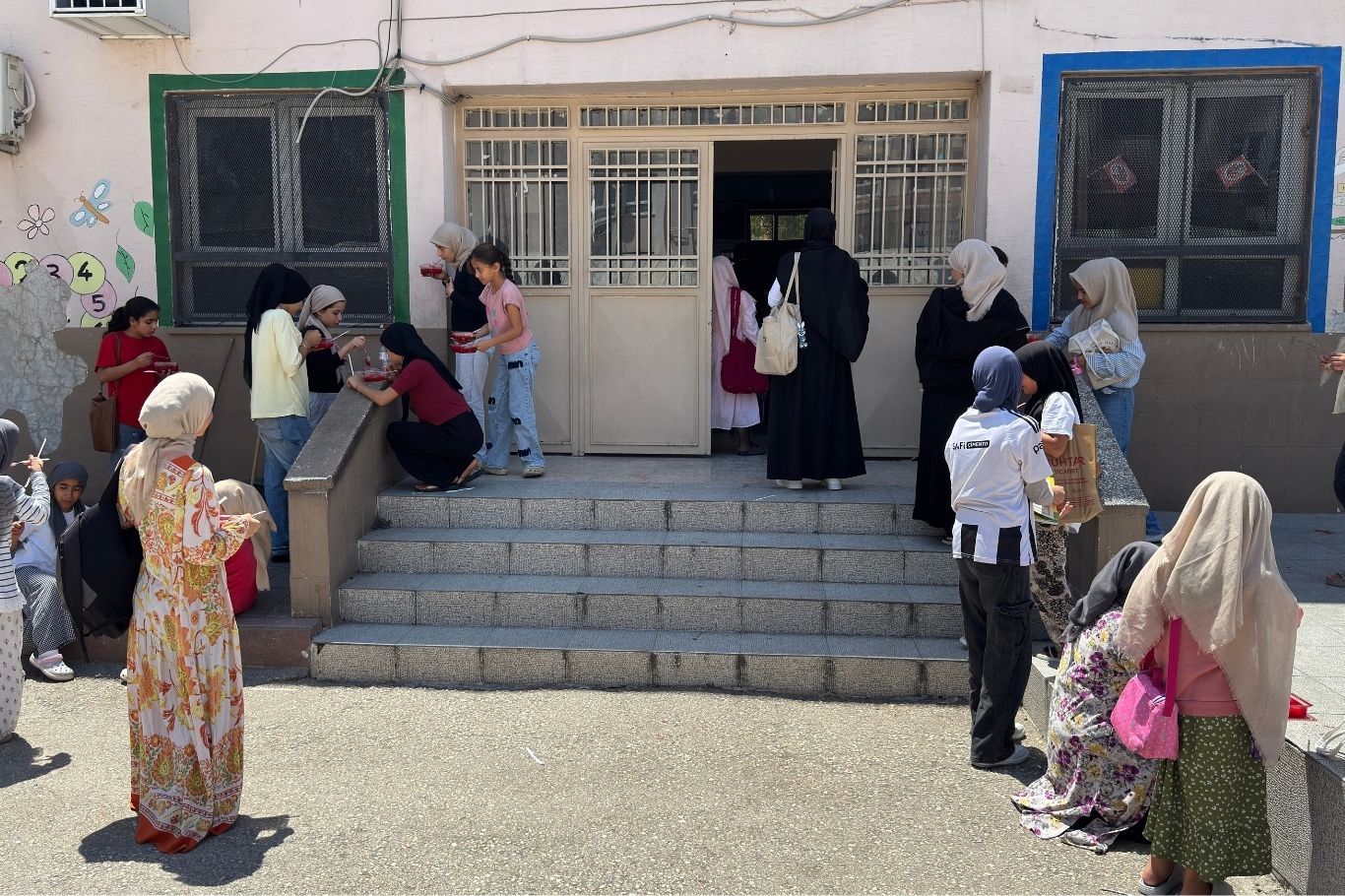 Peygamber Sevdalıları Vakfı, Adana'da düzenlediği yaz okulu programlarında dini eğitim alan yüzlerce öğrenciye kentin simgesi haline gelen yöresel yaz tatlısı bici bici ikram etti.