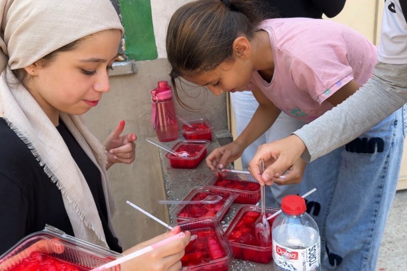 Peygamber Sevdalıları Vakfı, Adana'da düzenlediği yaz okulu programlarında dini eğitim alan yüzlerce öğrenciye kentin simgesi haline gelen yöresel yaz tatlısı bici bici ikram etti.