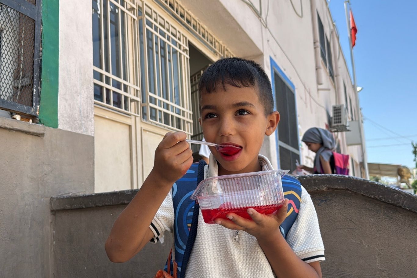 Peygamber Sevdalıları Vakfı, Adana'da düzenlediği yaz okulu programlarında dini eğitim alan yüzlerce öğrenciye kentin simgesi haline gelen yöresel yaz tatlısı bici bici ikram etti.