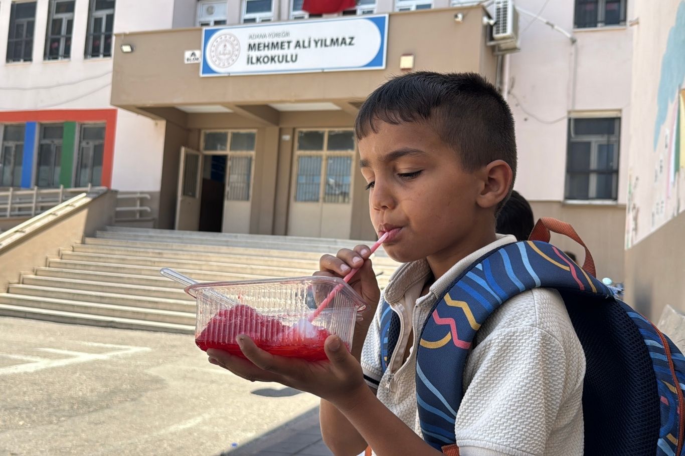 Peygamber Sevdalıları Vakfı, Adana'da düzenlediği yaz okulu programlarında dini eğitim alan yüzlerce öğrenciye kentin simgesi haline gelen yöresel yaz tatlısı bici bici ikram etti.